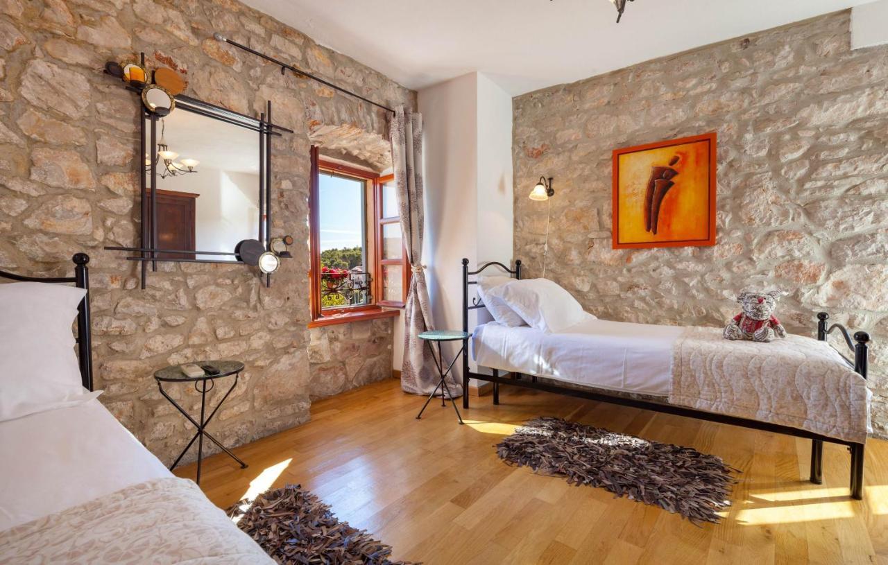 Villa Vicina Heritage Villa For 9,Milna - Close To Restaurants And Shops Экстерьер фото